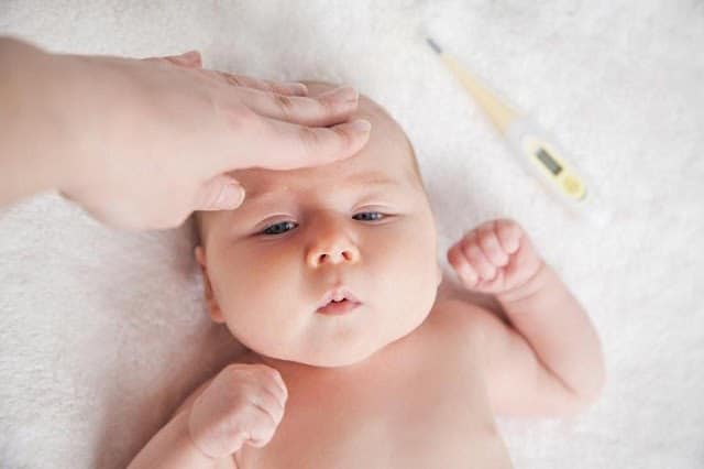 Cách hạ sốt cho trẻ sơ sinh
