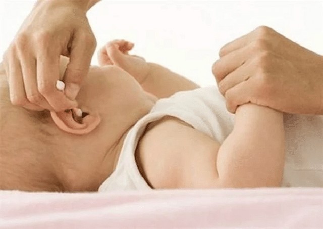 Cách vệ sinh tai cho trẻ sơ sinh