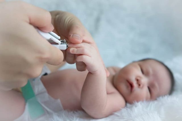 Cách cắt móng tay cho trẻ sơ sinh