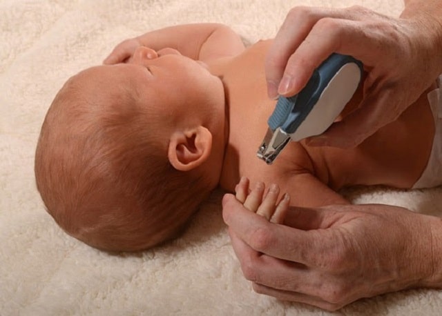 Cách cắt móng tay cho trẻ sơ sinh